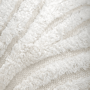 Capa de almofada decorativa no tamanho 30x115 cm confeccionada em algodão com texturas bordadas em alto relevo tufting com fechamento em zíper invisível, perfeito para criar composições personalizadas e adicionar um toque de sofisticação ao ambiente.
