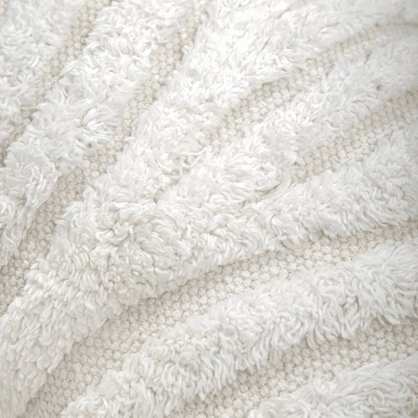 Capa de almofada decorativa no tamanho 30x115 cm confeccionada em algodão com texturas bordadas em alto relevo tufting com fechamento em zíper invisível, perfeito para criar composições personalizadas e adicionar um toque de sofisticação ao ambiente.