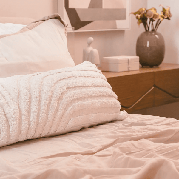 Capa de almofada decorativa no tamanho 30x115 cm confeccionada em algodão com texturas bordadas em alto relevo tufting com fechamento em zíper invisível, ideal para complementar jogos de cama ou sofás, aliando conforto ergonômico e design moderno.