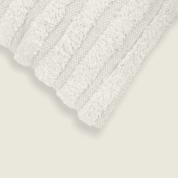 Capa de almofada decorativa no tamanho 30x115 cm confeccionada em algodão com texturas bordadas em alto relevo tufting com fechamento em zíper invisível, proporciona excelente sustentação e maciez, transformando qualquer espaço em um refúgio acolhedor.
