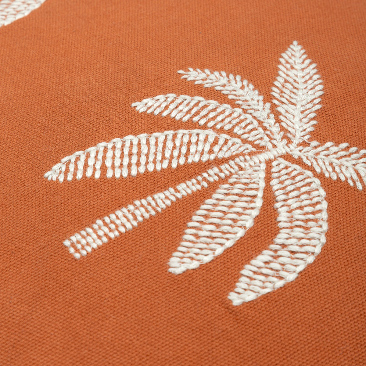 Capa de Almofada Terracota com Bordado de Palmeira 50X50 - Clocasa | Além do Conforto