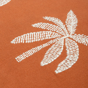 Capa de almofada decorativa no tamanho 50x50 cm na cor branca confeccionada em algodão com texturas bordadas em alto relevo tufting com acabamento em vivo nas bordas e zíper embutido, perfeito para valorizar poltronas ou camas com uma proposta de design têxtil autêntico e refinado.