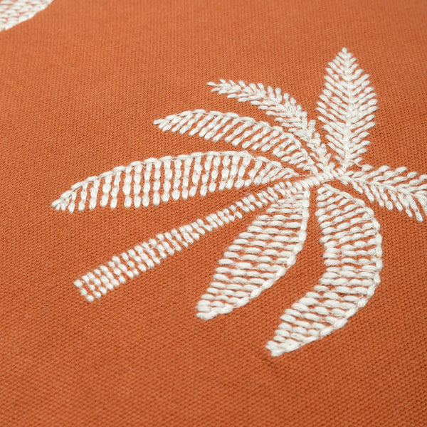 Capa de almofada decorativa no tamanho 50x50 cm na cor branca confeccionada em algodão com texturas bordadas em alto relevo tufting com acabamento em vivo nas bordas e zíper embutido, perfeito para valorizar poltronas ou camas com uma proposta de design têxtil autêntico e refinado.