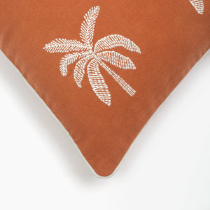 Capa de almofada decorativa no tamanho 50x50 cm na cor branca confeccionada em algodão com texturas bordadas em alto relevo tufting com acabamento em vivo nas bordas e zíper embutido, sinônimo de bem-estar e conforto térmico, ideal para momentos de descanso e relaxamento no lar.