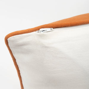 Capa de almofada decorativa no tamanho 50x50 cm na cor terracota confeccionada em algodão macio e aconchegante com acabamento em vivo nas bordas e zíper embutido, combina textura agradável e acabamento impecável para enriquecer a estética do seu mobiliário.