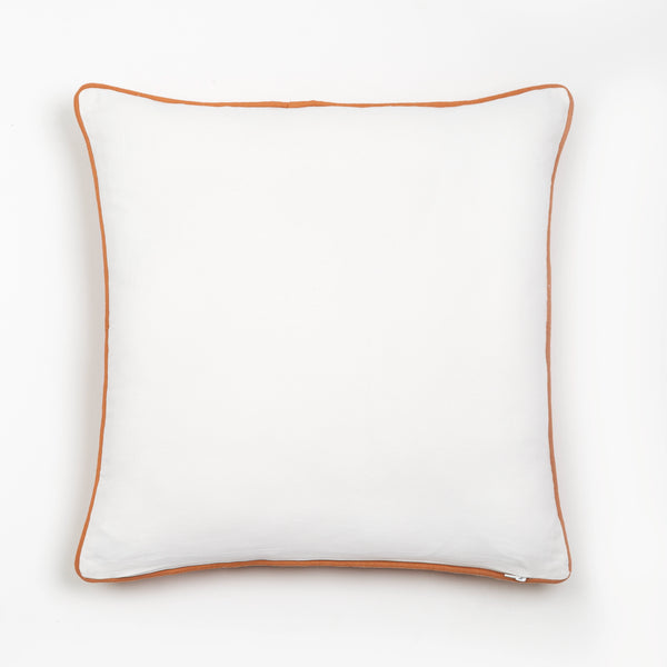 Capa de almofada decorativa no tamanho 50x50 cm na cor terracota confeccionada em algodão macio e aconchegante com acabamento em vivo nas bordas e zíper embutido, uma escolha versátil e charmosa para renovar o visual da casa com praticidade e bom gosto.