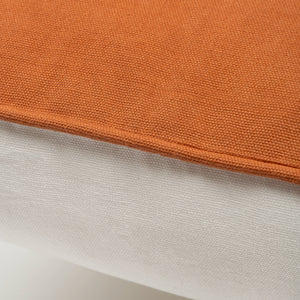 Capa de almofada decorativa no tamanho 50x50 cm na cor terracota confeccionada em algodão macio e aconchegante com acabamento em vivo nas bordas e zíper embutido, proporciona excelente sustentação e maciez, transformando qualquer espaço em um refúgio acolhedor.
