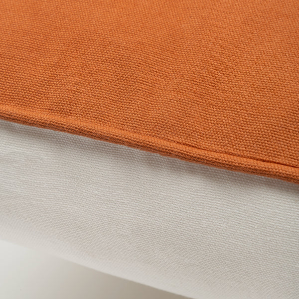 Capa de almofada decorativa no tamanho 50x50 cm na cor terracota confeccionada em algodão macio e aconchegante com acabamento em vivo nas bordas e zíper embutido, proporciona excelente sustentação e maciez, transformando qualquer espaço em um refúgio acolhedor.