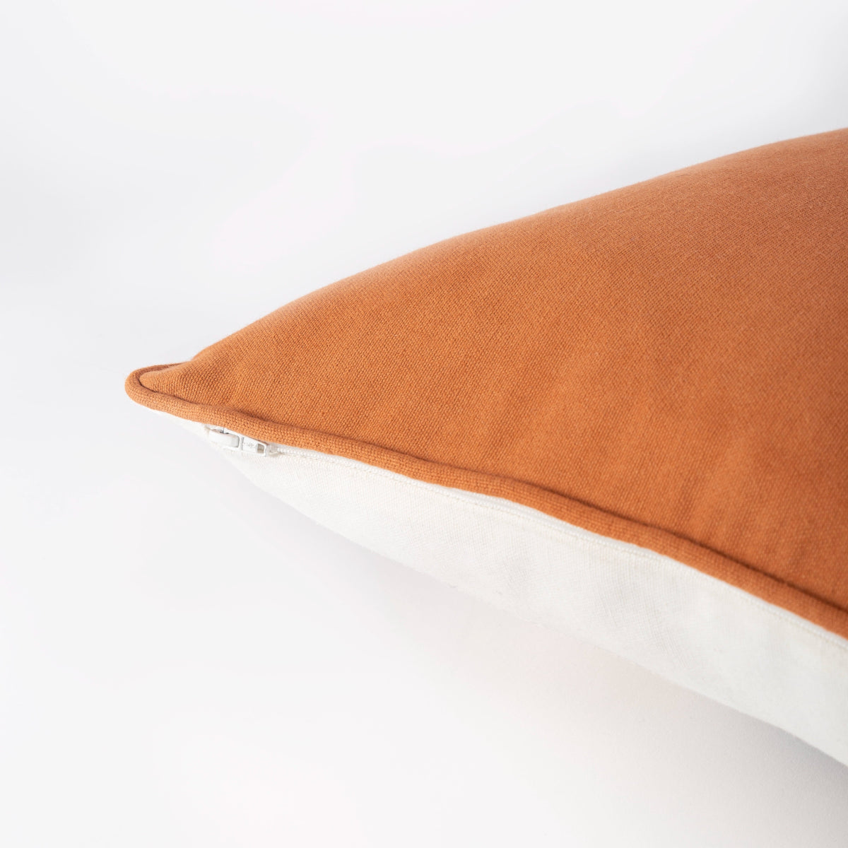 Capa de Almofada Terracota com Verso em Off White 50X50 - Clocasa | Além do Conforto