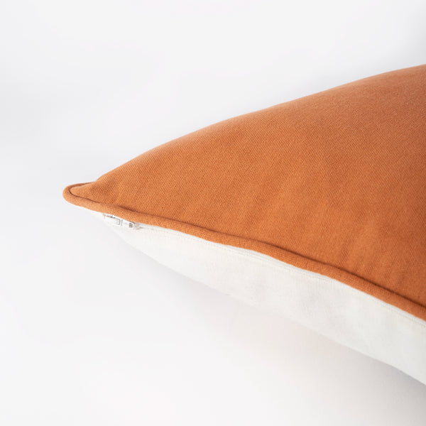 Capa de almofada decorativa no tamanho 50x50 cm na cor terracota confeccionada em algodão macio e aconchegante com acabamento em vivo nas bordas e zíper embutido, sinônimo de bem-estar e conforto térmico, ideal para momentos de descanso e relaxamento no lar.