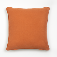 Capa de almofada decorativa no tamanho 50x50 cm na cor terracota confeccionada em algodão macio e aconchegante com acabamento em vivo nas bordas e zíper embutido, ideal para complementar jogos de cama ou sofás, aliando conforto ergonômico e design moderno.