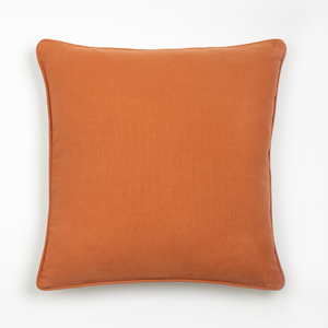 Capa de almofada decorativa no tamanho 50x50 cm na cor terracota confeccionada em algodão macio e aconchegante com acabamento em vivo nas bordas e zíper embutido, ideal para complementar jogos de cama ou sofás, aliando conforto ergonômico e design moderno.