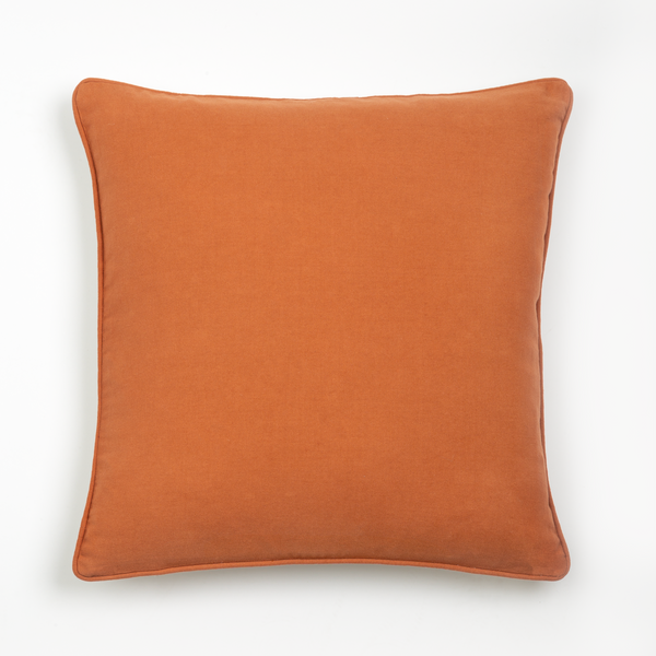 Capa de almofada decorativa no tamanho 50x50 cm na cor terracota confeccionada em algodão macio e aconchegante com acabamento em vivo nas bordas e zíper embutido, ideal para complementar jogos de cama ou sofás, aliando conforto ergonômico e design moderno.