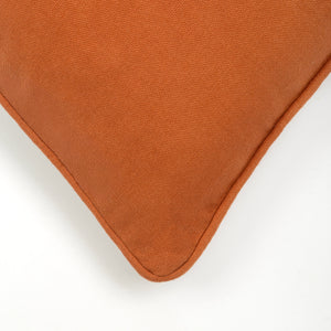 Capa de almofada decorativa no tamanho 50x50 cm na cor terracota confeccionada em algodão macio e aconchegante com acabamento em vivo nas bordas e zíper embutido, perfeito para criar composições personalizadas e adicionar um toque de sofisticação ao ambiente.