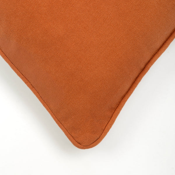 Capa de almofada decorativa no tamanho 50x50 cm na cor terracota confeccionada em algodão macio e aconchegante com acabamento em vivo nas bordas e zíper embutido, perfeito para criar composições personalizadas e adicionar um toque de sofisticação ao ambiente.