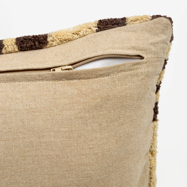 Capa de almofada decorativa no tamanho 30x50 cm na cor bege confeccionada em algodão com texturas bordadas em alto relevo tufting com fechamento em zíper invisível, traz um equilíbrio visual aconchegante que harmoniza facilmente com diferentes estilos de decoração.