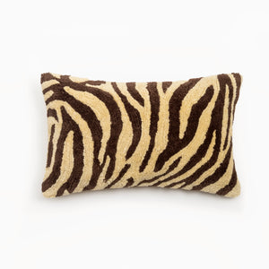 Capa de almofada decorativa no tamanho 30x50 cm na cor bege confeccionada em algodão com texturas bordadas em alto relevo tufting com fechamento em zíper invisível, uma escolha versátil e charmosa para renovar o visual da casa com praticidade e bom gosto.