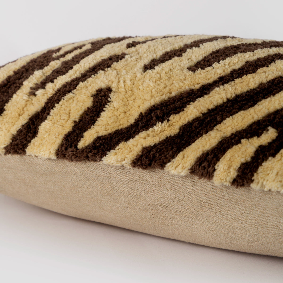 Capa de Almofada Zebra Tufting 30X50 - Clocasa | Além do Conforto