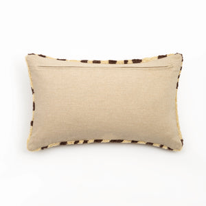 Capa de almofada decorativa no tamanho 30x50 cm na cor bege confeccionada em algodão com texturas bordadas em alto relevo tufting com fechamento em zíper invisível, perfeito para valorizar poltronas ou camas com uma proposta de design têxtil autêntico e refinado.