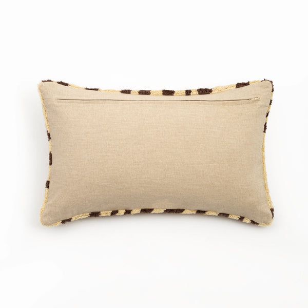 Capa de almofada decorativa no tamanho 30x50 cm na cor bege confeccionada em algodão com texturas bordadas em alto relevo tufting com fechamento em zíper invisível, perfeito para valorizar poltronas ou camas com uma proposta de design têxtil autêntico e refinado.