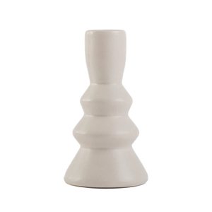 Castiçal decorativo premium na cor branca confeccionado em cerâmica de alta qualidade com acabamento primoroso e superfície de acabamento fosco acetinado, perfeito para realçar arranjos florais ou compor composições elegantes em aparadores e mesas.