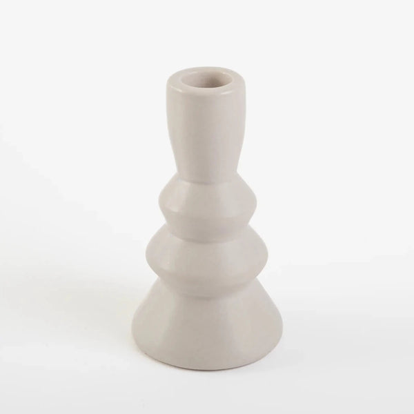 Castiçal decorativo premium na cor branca confeccionado em cerâmica de alta qualidade com acabamento primoroso com design minimalista de linhas orgânicas, ideal para valorizar plantas e flores secas enquanto decora o ambiente com personalidade única.