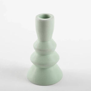 Castiçal decorativo premium confeccionado em cerâmica de alta qualidade com acabamento primoroso com design minimalista de linhas orgânicas, peça decorativa versátil que se destaca pela sua harmonia de formas e excelente presença visual.