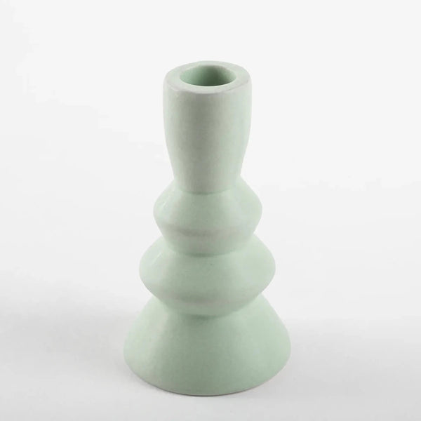 Castiçal decorativo premium confeccionado em cerâmica de alta qualidade com acabamento primoroso com design minimalista de linhas orgânicas, peça decorativa versátil que se destaca pela sua harmonia de formas e excelente presença visual.