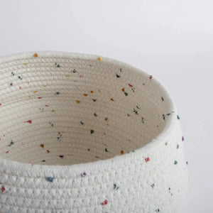Cesto organizador decorativo na cor branca confeccionado em corda tramada flexível e durável com acabamento reforçado nas bordas superiores, traz organização impecável e um toque de aconchego rústico-chic para qualquer ambiente doméstico.