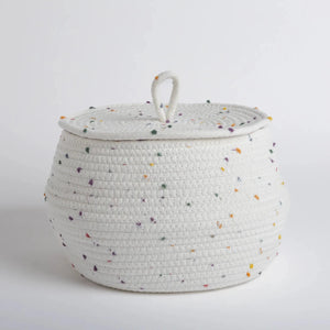 Cesto organizador decorativo na cor branca confeccionado em corda tramada flexível e durável com acabamento reforçado nas bordas superiores, uma escolha prática e muito bonita para armazenar brinquedos, mantas ou roupas com suavidade.