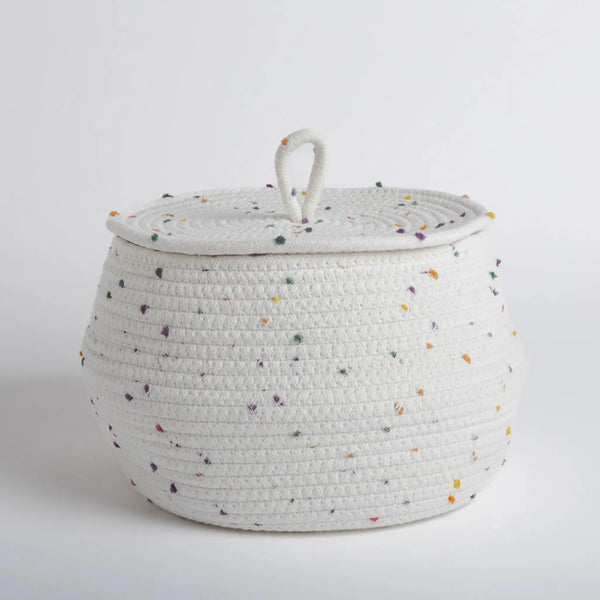 Cesto organizador decorativo na cor branca confeccionado em corda tramada flexível e durável com acabamento reforçado nas bordas superiores, uma escolha prática e muito bonita para armazenar brinquedos, mantas ou roupas com suavidade.