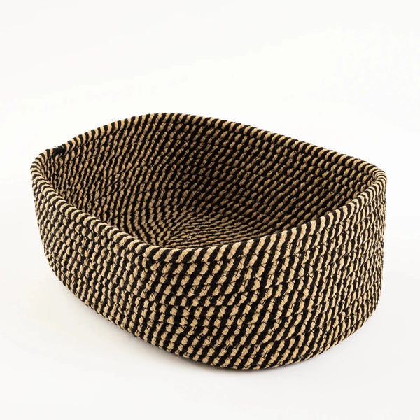 Cesto organizador decorativo em padrão bicolor decorativo confeccionado em corda tramada flexível e durável com acabamento reforçado nas bordas superiores, ideal para organizar closets, quartos infantis ou banheiros com charme, leveza e funcionalidade.