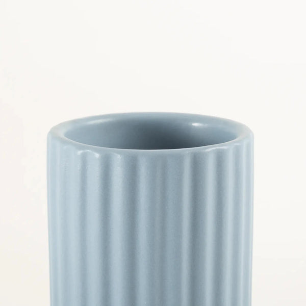 Kit de banheiro decorativo na cor azul produzido em cerâmica refinada com superfície esmaltada e fácil higienização com design funcional que otimiza o espaço da bancada, elemento essencial de higiene e decoração que valoriza o espaço com estilo contemporâneo.