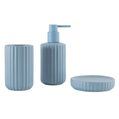 Kit de banheiro decorativo na cor azul produzido em cerâmica refinada com superfície esmaltada e fácil higienização com dosador prático que evita desperdícios, elemento essencial de higiene e decoração que valoriza o espaço com estilo contemporâneo.