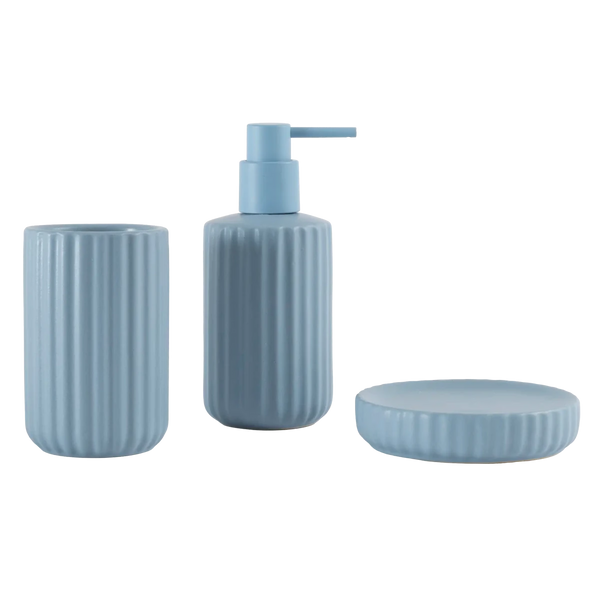 Kit de banheiro decorativo na cor azul produzido em cerâmica refinada com superfície esmaltada e fácil higienização com dosador prático que evita desperdícios, elemento essencial de higiene e decoração que valoriza o espaço com estilo contemporâneo.