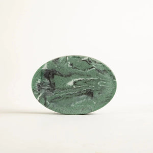 Kit de banheiro decorativo na cor verde confeccionado em estrutura resistente com excelente acabamento superficial com design funcional que otimiza o espaço da bancada, solução charmosa para renovar o ambiente e criar uma atmosfera acolhedora e organizada.