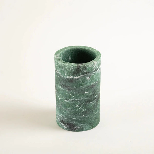 Kit de banheiro decorativo na cor verde confeccionado em estrutura resistente com excelente acabamento superficial com design funcional que otimiza o espaço da bancada, uma escolha prática e refinada para transformar a decoração e funcionalidade do seu banheiro.
