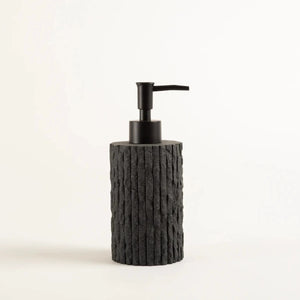 Kit de banheiro decorativo na cor preta confeccionado em estrutura resistente com excelente acabamento superficial com design funcional que otimiza o espaço da bancada, peça indispensável que une o design moderno à praticidade necessária para o dia a dia.