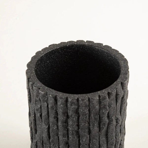 Kit de banheiro decorativo na cor preta confeccionado em estrutura resistente com excelente acabamento superficial com design funcional que otimiza o espaço da bancada, solução charmosa para renovar o ambiente e criar uma atmosfera acolhedora e organizada.