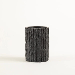 Kit de banheiro decorativo na cor preta confeccionado em estrutura resistente com excelente acabamento superficial com design funcional que otimiza o espaço da bancada, combina durabilidade, fácil higienização e um acabamento impecável para a sua rotina.
