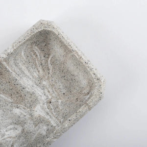 Kit de banheiro decorativo na cor cinza confeccionado em estrutura resistente com excelente acabamento superficial com design funcional que otimiza o espaço da bancada, perfeita para manter os itens de cuidados pessoais organizados com muito bom gosto.