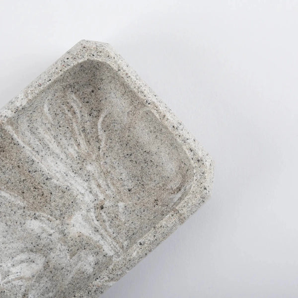 Kit de banheiro decorativo na cor cinza confeccionado em estrutura resistente com excelente acabamento superficial com design funcional que otimiza o espaço da bancada, perfeita para manter os itens de cuidados pessoais organizados com muito bom gosto.