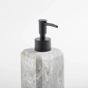 Kit de banheiro decorativo na cor cinza confeccionado em estrutura resistente com excelente acabamento superficial com design funcional que otimiza o espaço da bancada, combina durabilidade, fácil higienização e um acabamento impecável para a sua rotina.