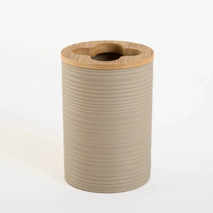 Kit de banheiro decorativo com detalhes em bambu confeccionado em estrutura resistente com excelente acabamento superficial com design funcional que otimiza o espaço da bancada, peça indispensável que une o design moderno à praticidade necessária para o dia a dia.