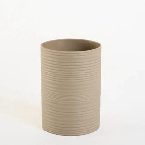 Kit de banheiro decorativo com detalhes em bambu confeccionado em estrutura resistente com excelente acabamento superficial com design funcional que otimiza o espaço da bancada, uma escolha prática e refinada para transformar a decoração e funcionalidade do seu banheiro.
