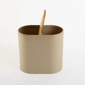 Kit de banheiro decorativo com detalhes em bambu confeccionado em estrutura resistente com excelente acabamento superficial com design funcional que otimiza o espaço da bancada, elemento essencial de higiene e decoração que valoriza o espaço com estilo contemporâneo.