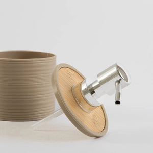 Kit de banheiro decorativo com detalhes em bambu confeccionado em estrutura resistente com excelente acabamento superficial com design funcional que otimiza o espaço da bancada, solução charmosa para renovar o ambiente e criar uma atmosfera acolhedora e organizada.