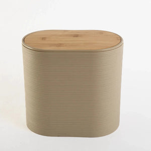 Kit de banheiro decorativo com detalhes em bambu confeccionado em estrutura resistente com excelente acabamento superficial com design funcional que otimiza o espaço da bancada, solução charmosa para renovar o ambiente e criar uma atmosfera acolhedora e organizada.