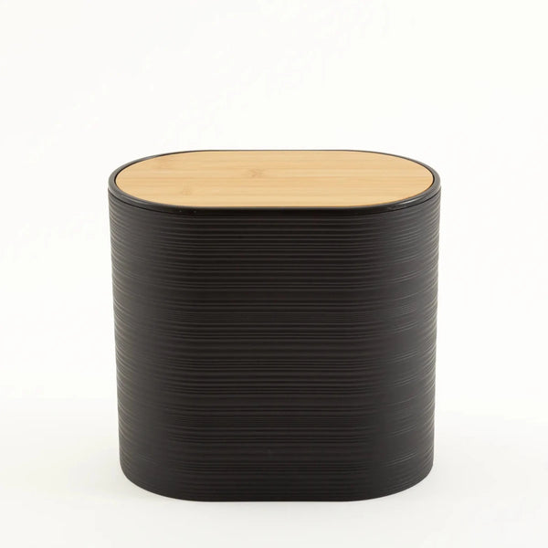Kit de banheiro decorativo com detalhes em bambu confeccionado em estrutura resistente com excelente acabamento superficial com design funcional que otimiza o espaço da bancada, solução charmosa para renovar o ambiente e criar uma atmosfera acolhedora e organizada.