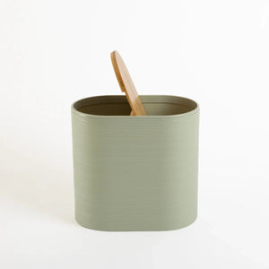 Kit de banheiro decorativo com detalhes em bambu confeccionado em estrutura resistente com excelente acabamento superficial com design funcional que otimiza o espaço da bancada, uma escolha prática e refinada para transformar a decoração e funcionalidade do seu banheiro.